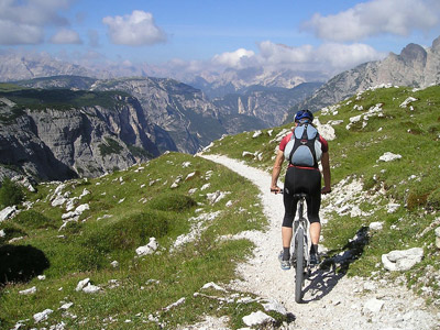 Auch Fahrradfahrer finden in den Dolomiten abwechslungsreiches Terrain