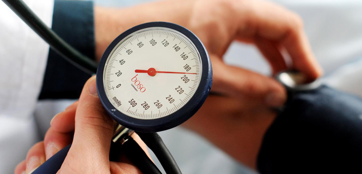 Bluthochdruck messen mit Messgerät